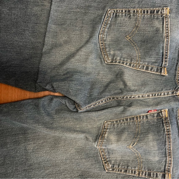 Four pairs of assorted Levi’s jeans (blue) one pair of black jeans - Picture 5 of 10